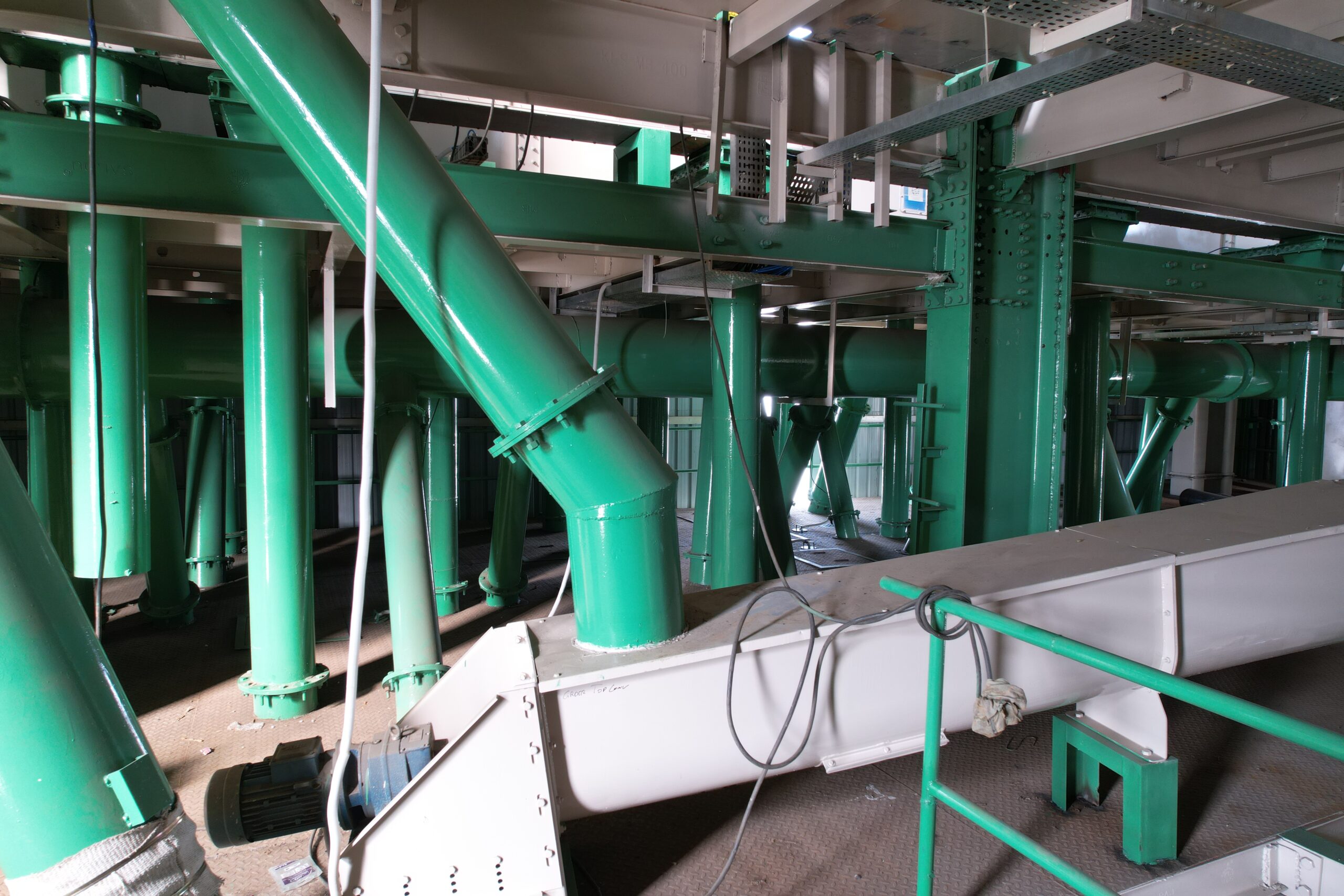 Truck loading and telescopic conveyor setup